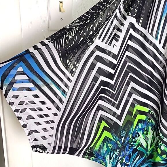Bisou Bisou Kimono Sleeve Top, Black & White with Green & Blue Floral, Size 2X - Picture 4 of 8